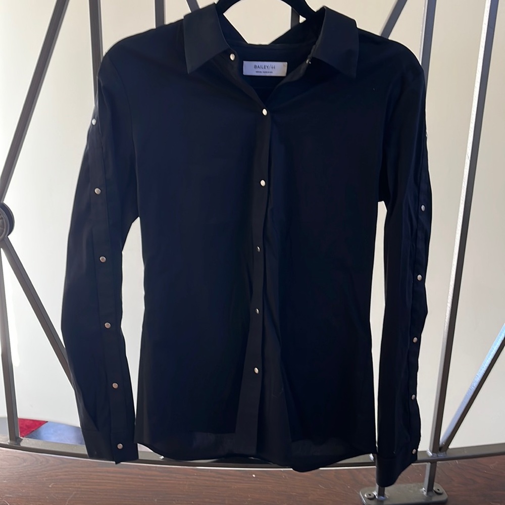 Bailey 44 black snap up top, medium, Lycra blend, cool twist, no defects, 😎